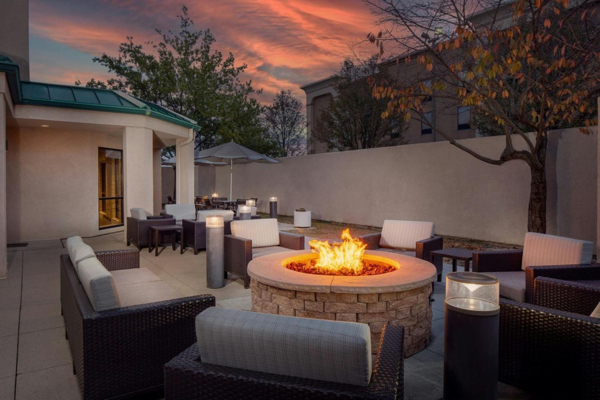 Courtyard By Marriott Dayton North Hotell Exteriör bild