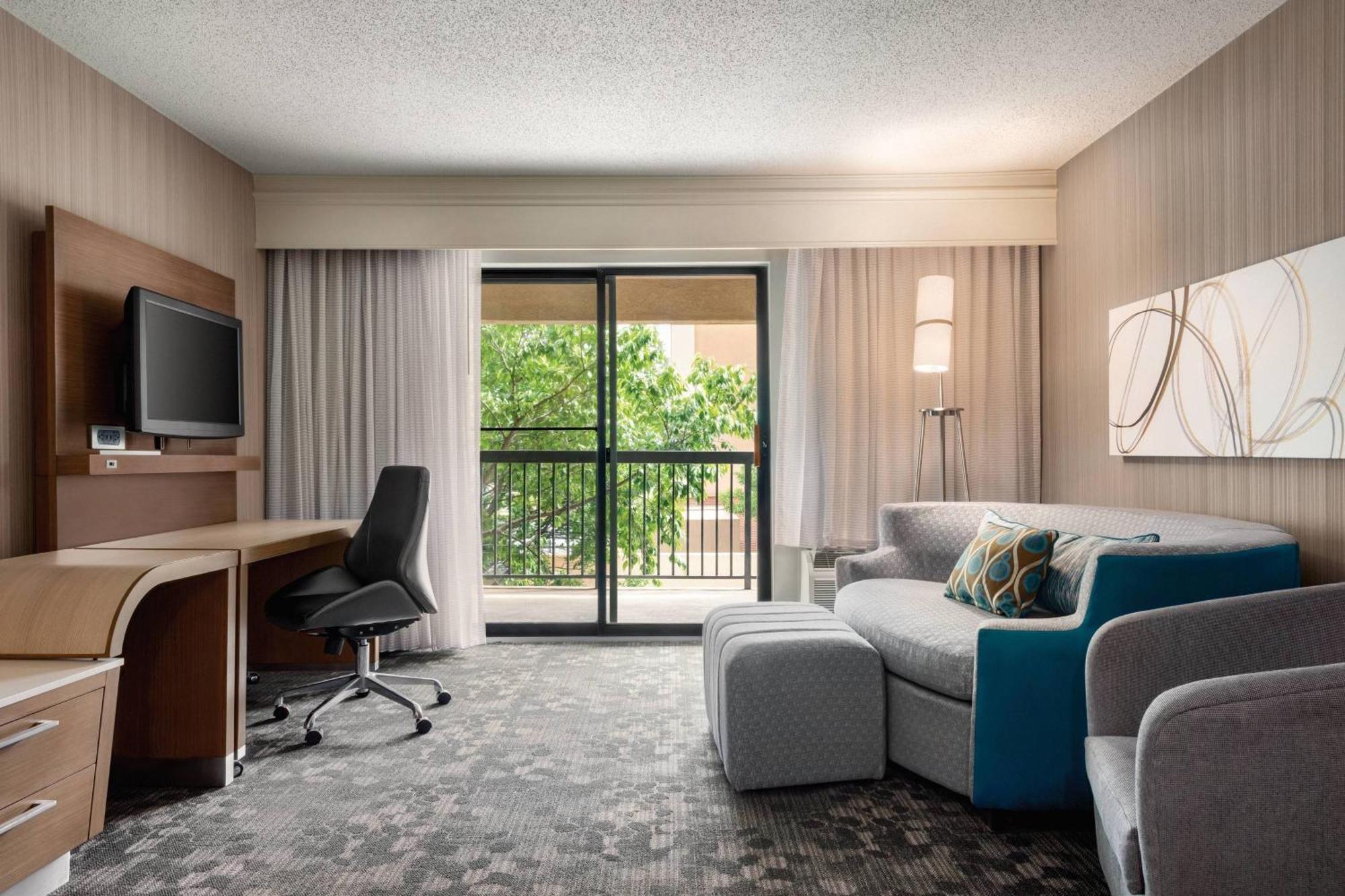 Courtyard By Marriott Dayton North Hotell Exteriör bild